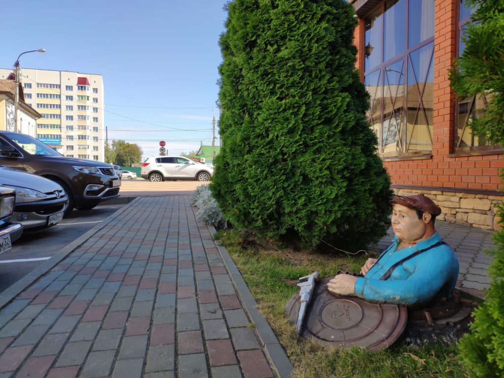 памятник водопроводчику