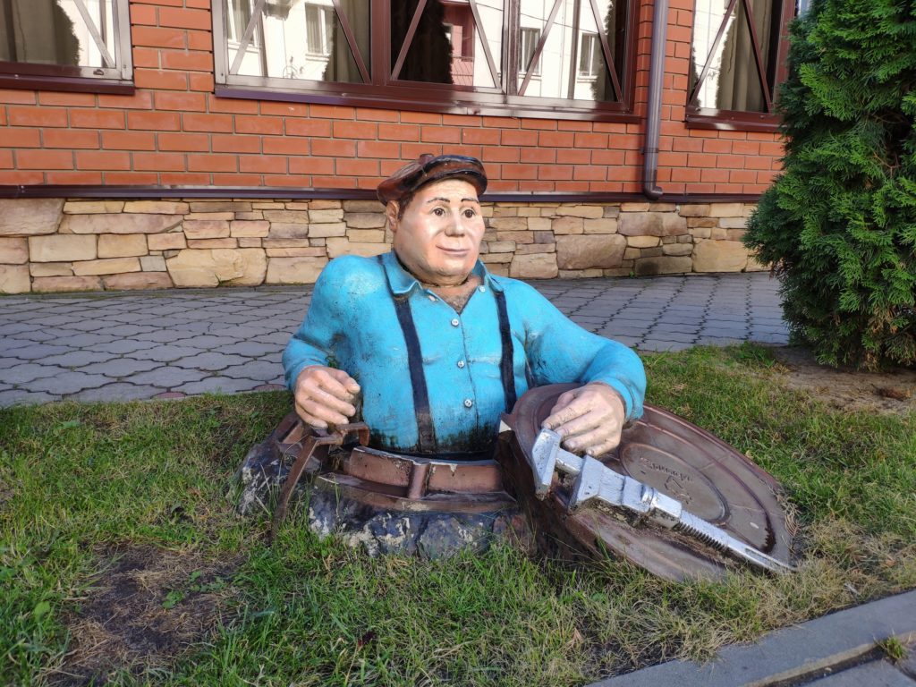 памятник водопроводчику