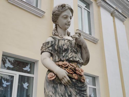 девушка с розами скульптура в Почепе
