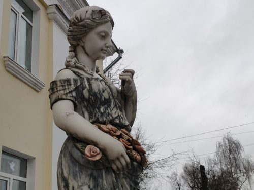 скульптура дева с розами