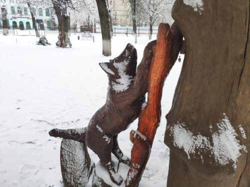 деревянная скульптура лисы