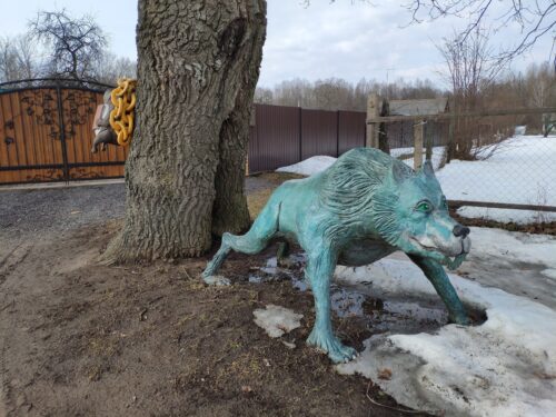 Скульптура волка 