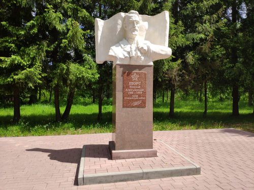 Злынка Брянская область достопримечательности памятник Щорсу