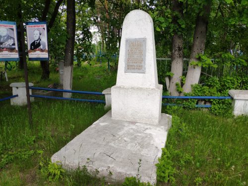 Братская могила 163 человек поселок Вышков Злынковского района