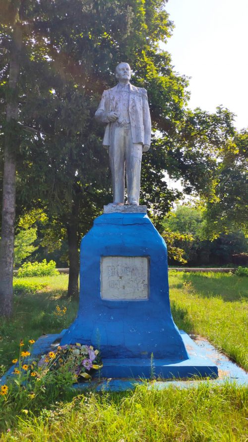 памятник Ленину Воронок