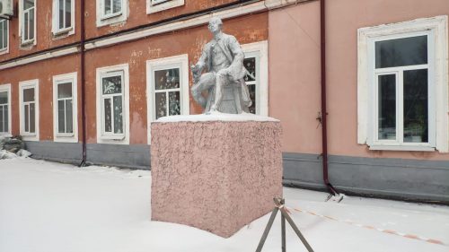 памятник Ломоносову скульптура Новозыбков
