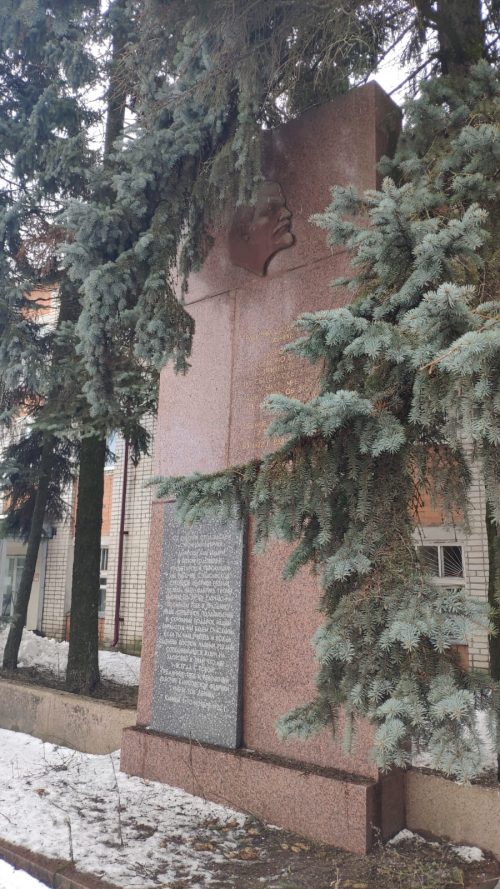 Монумент в честь обращения стодольских рабочих к В.И.Ленину и ответа им. Клинцы.