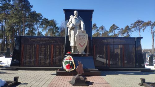 Мемориал на кладбище Сураж могила 300 советских воинов погибших при освобождении города Сураж