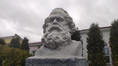 Памятник Карлу Марксу в унече на вокзале
