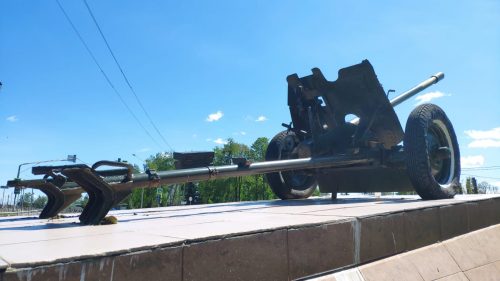 Советское 45-мм противотанковое орудие М-42 находящееся в городе Почеп Брянской области