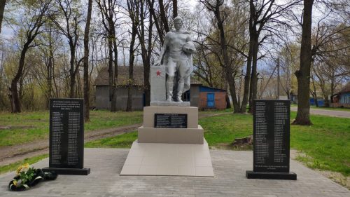 Братская могила 17 советских Воинов погибших в 1943 году. Перетин Гордеевский район