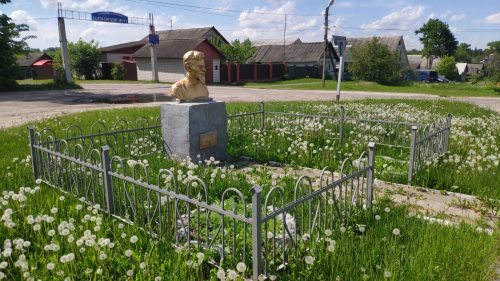 Достопримечательность Гордеевки Брянской области памятник Калинину