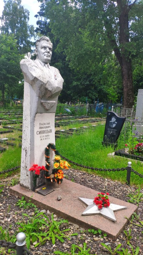Центральное Воинское Кладбище. Братская могила 285-и советских воинов. Новозыбков.