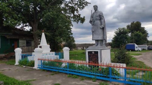 Село Шеломы мемориал и братская могила трёх безымянных советский воинов