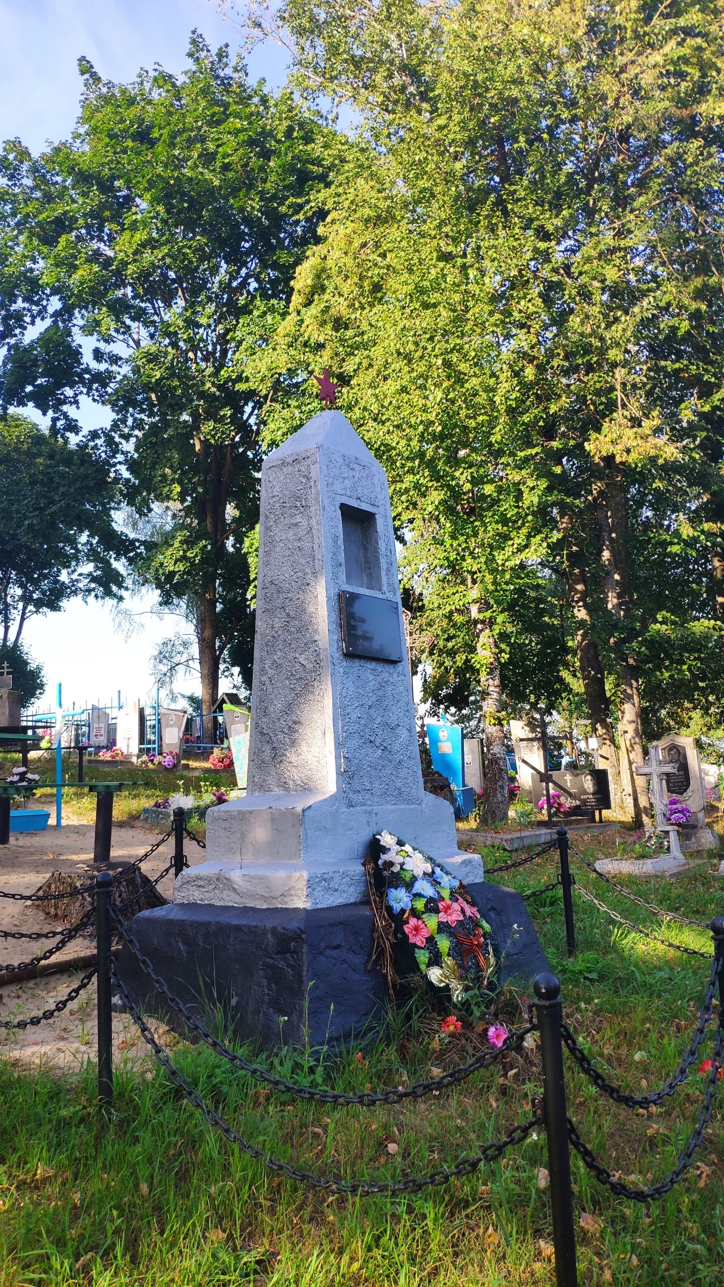 Мемориал Смолевичи на кладбище фото