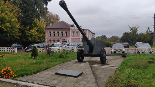 Дивизионная пушка Д-44 калибром 85-мм стоит в качестве памятника в городе Новозыбков, Брянской области.