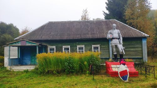 Памятник Воинам-односельчанам, павшим в боях Великой Отечественной Войны 1941-1945 годов расположен в деревне Черновица, Мглинского района Брянской области.