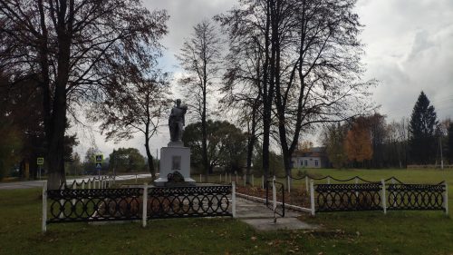 Братская могила советских воинов и партизан, погибших в 1941 и 1943 годах в боях с немецко-фашистскими захватчиками находится в деревне Болотня, Клетнянского района, Брянской области.
