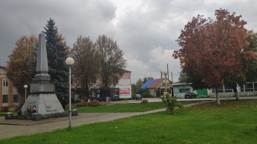 памятник посёлку партизанской славы