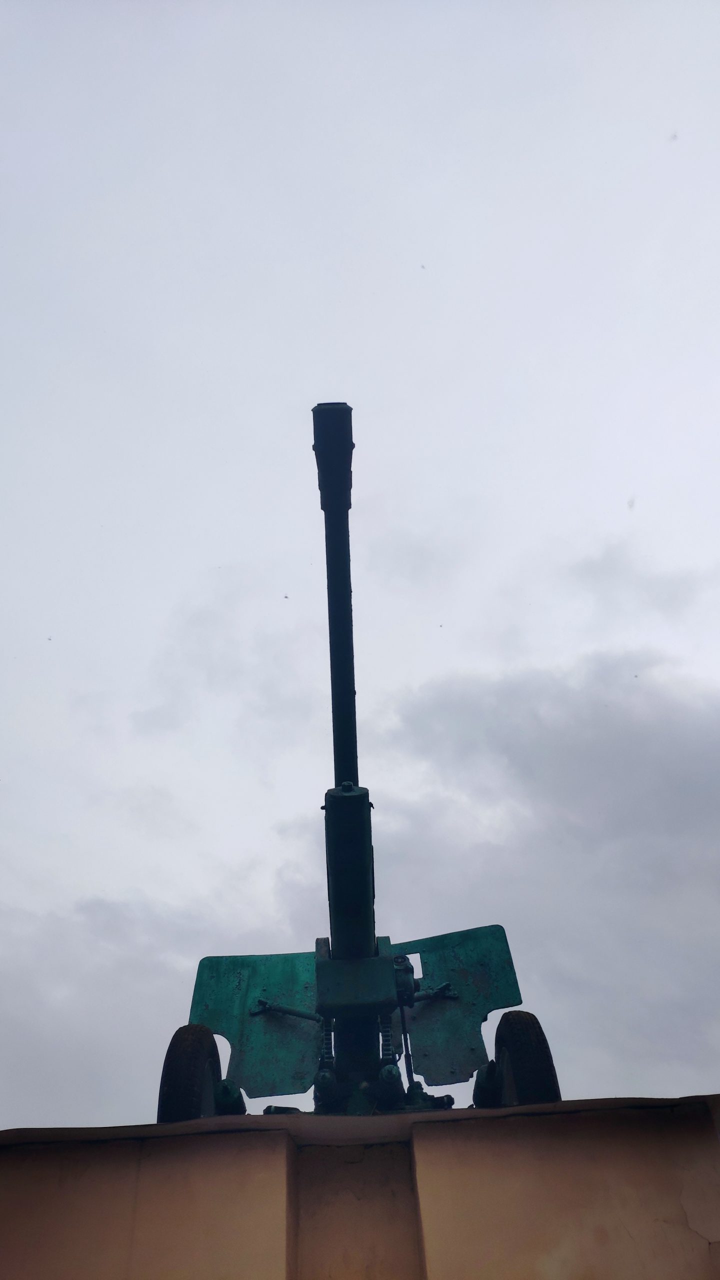 76-мм дивизионная пушка ЗиС-3. Памятник воинам-освободителям и участникам партизанского движения. Клетня.