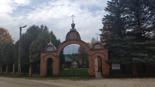 Православный каменный храм в посёлке Клетня Брянской области фото