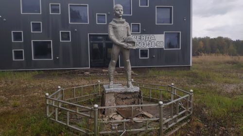 памятник мальчик космонавт скульптура
