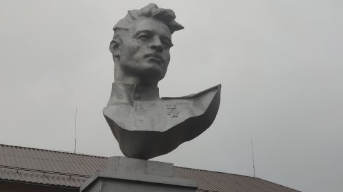 Выгоничи памятник герою СССР у школы