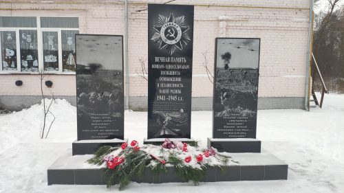 Памятник Воинам-односельчанам. Первое Мая.2022 год