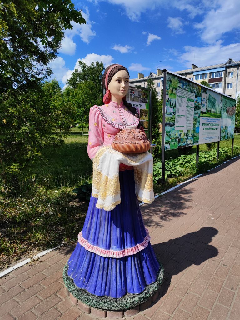Скульптура женщины Кокино, цветочная улица, недалеко от проходной Брянского Государственного Аграрного Университета.