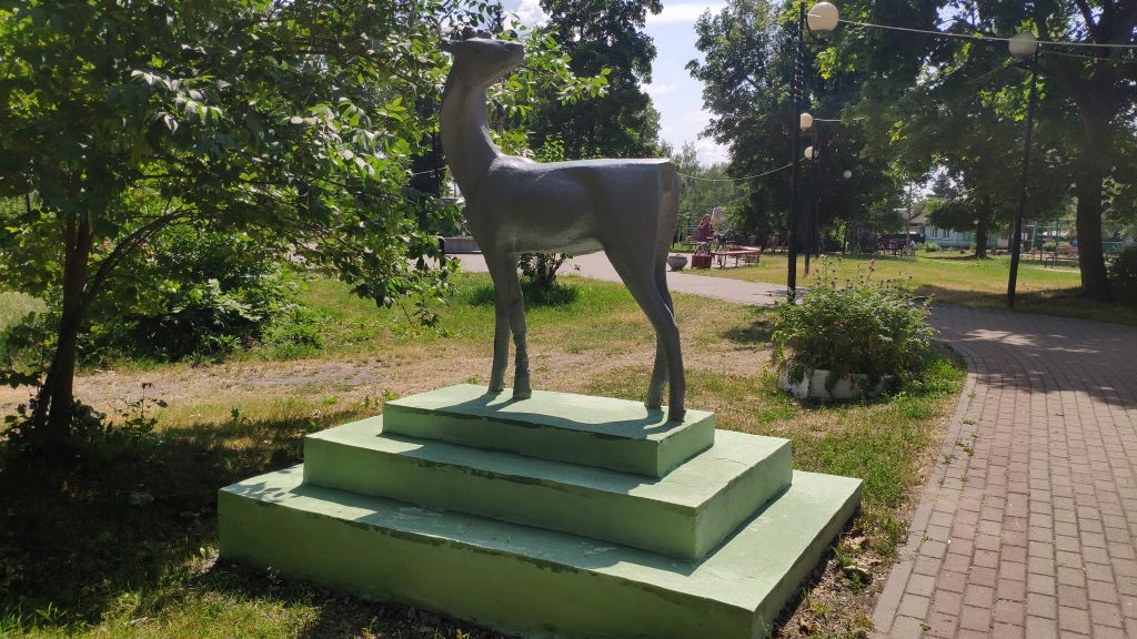советская скульптура оленя в Карачеве