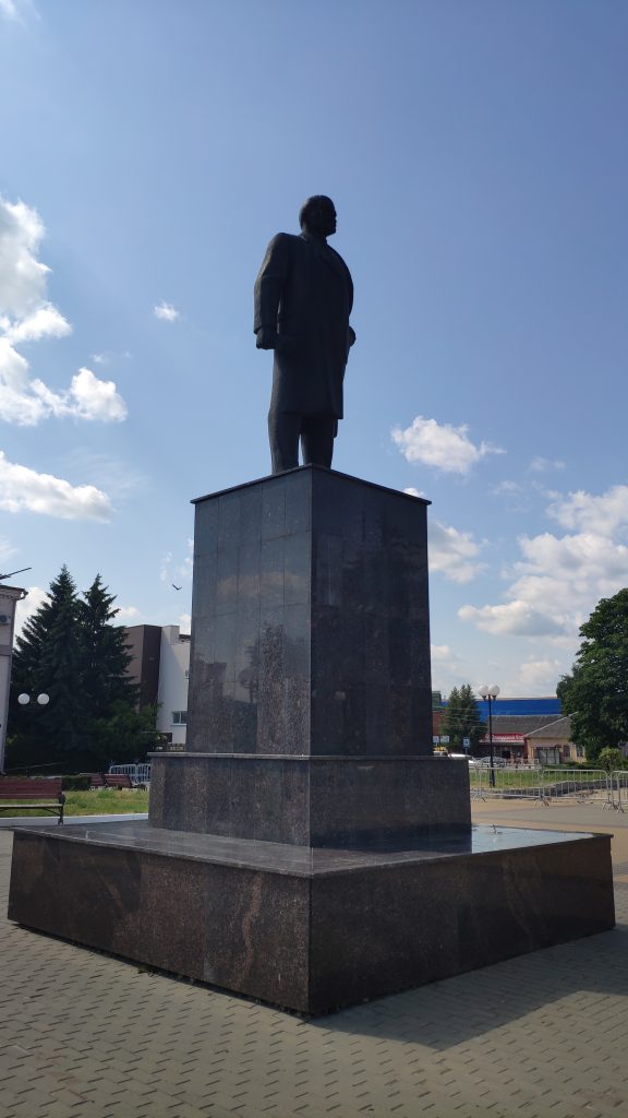Памятник ленину в Карачеве