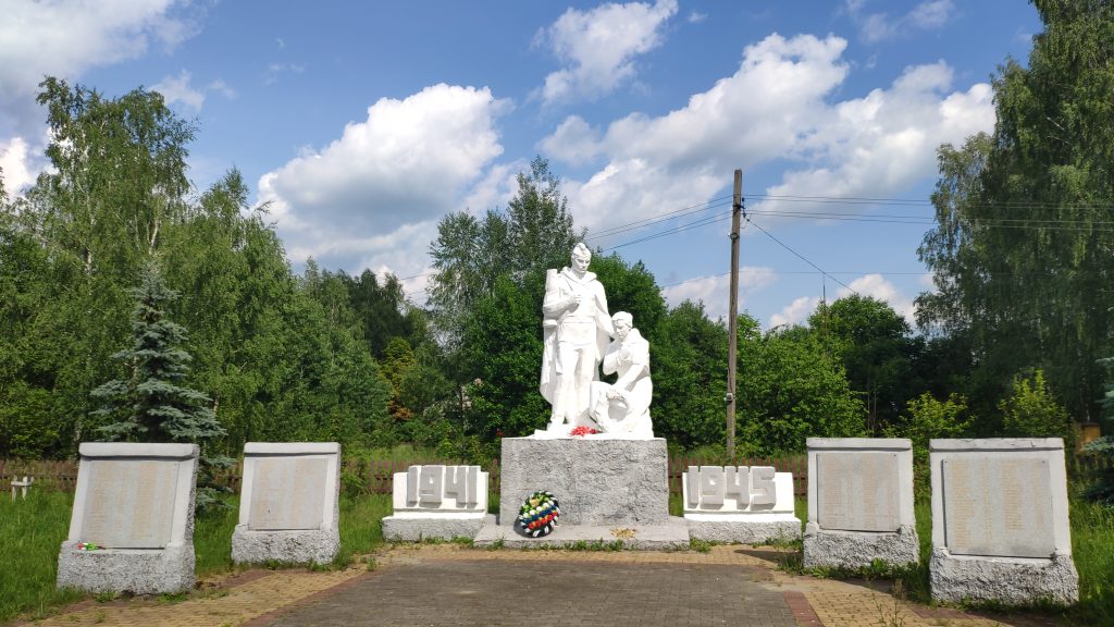 Мемориал ВОВ Братские могилы Карачевский район деревня Берёзовка