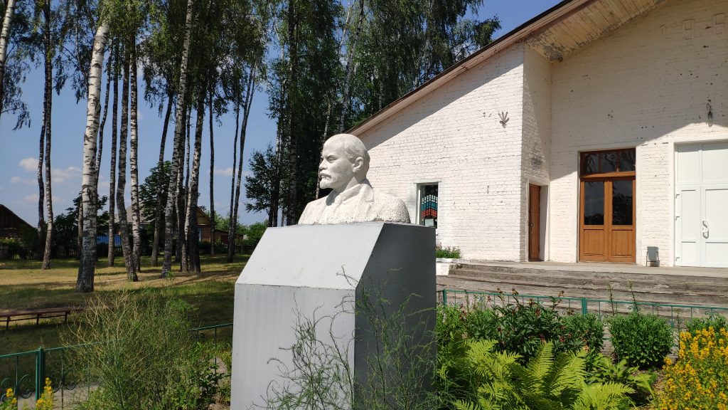 Бюст В. И. Ленина в селе Влазовичи