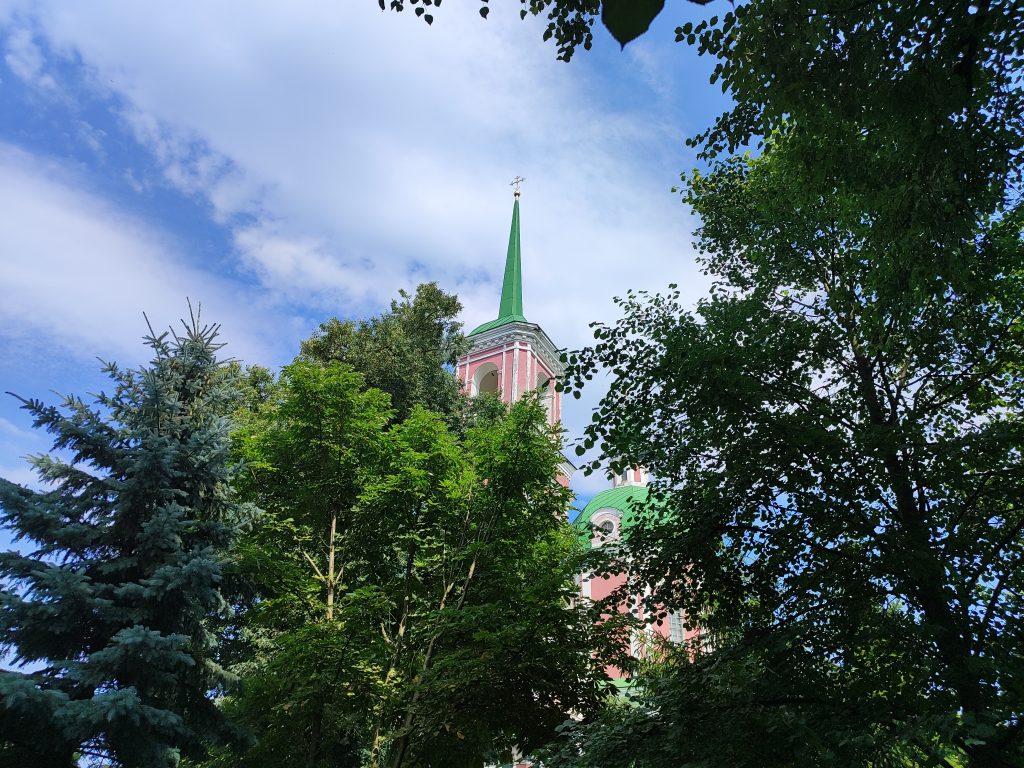 Успенская Церковь в селе Овстуг сад Богородицы Храм
