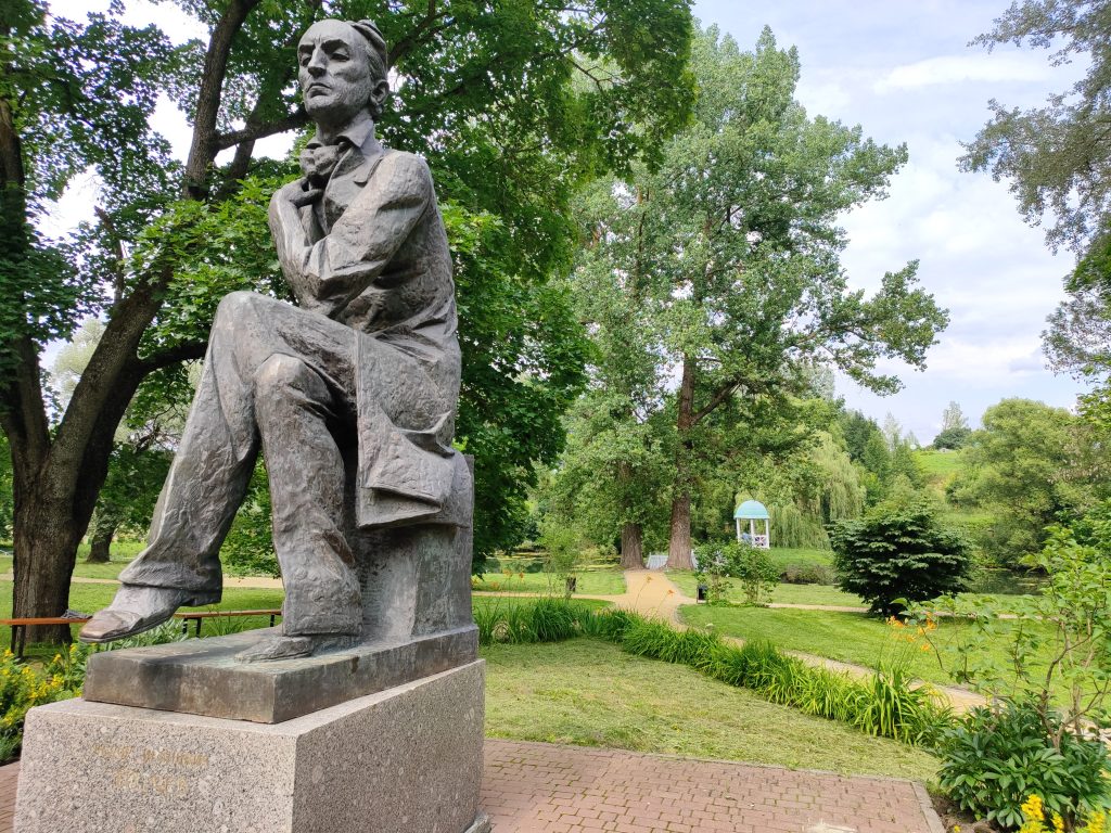 Памятник Фёдору Ивановичу Тютчеву в селе Овстуг напротив особняка