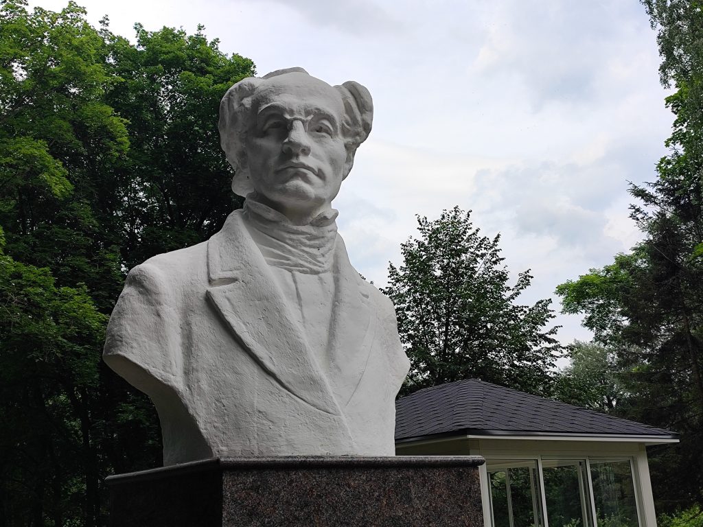 памятник перед усадьбой Тютчева