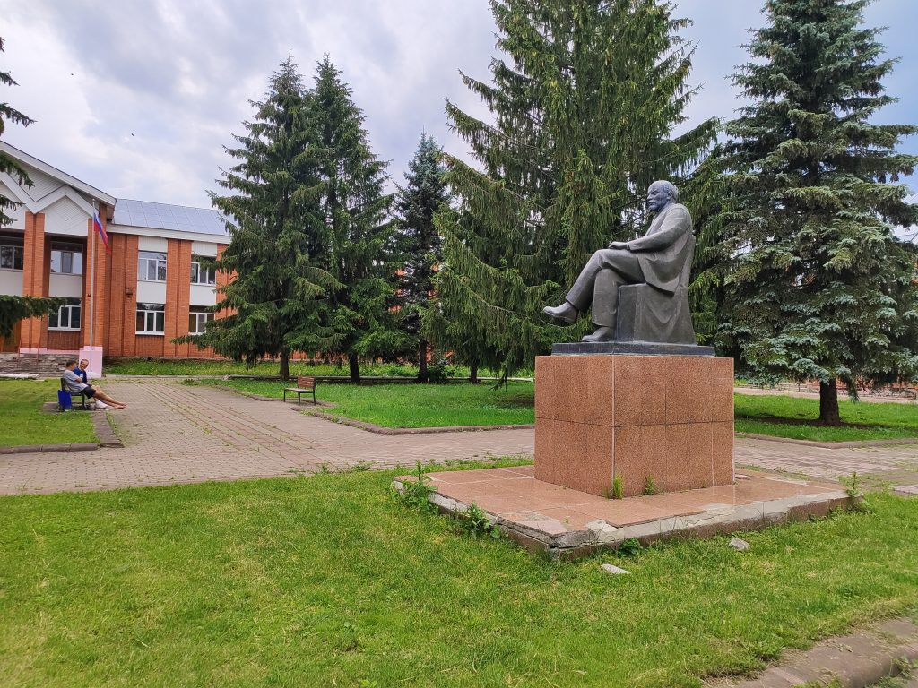 Ленин на стуле памятник