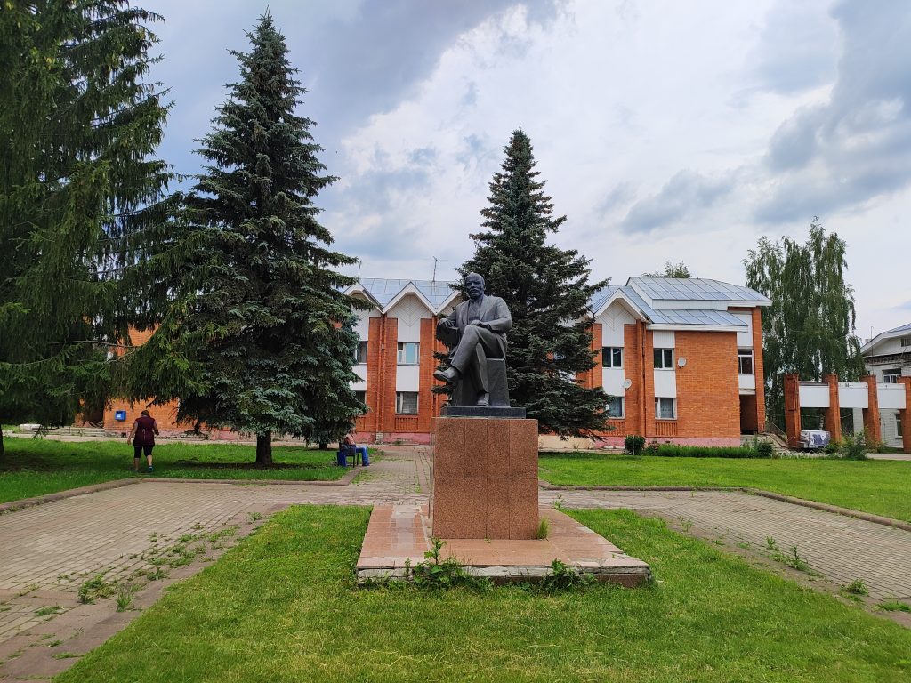 Ленин в кресле памятник Остуг
