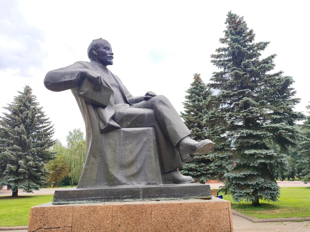 интересный памятник Ленину