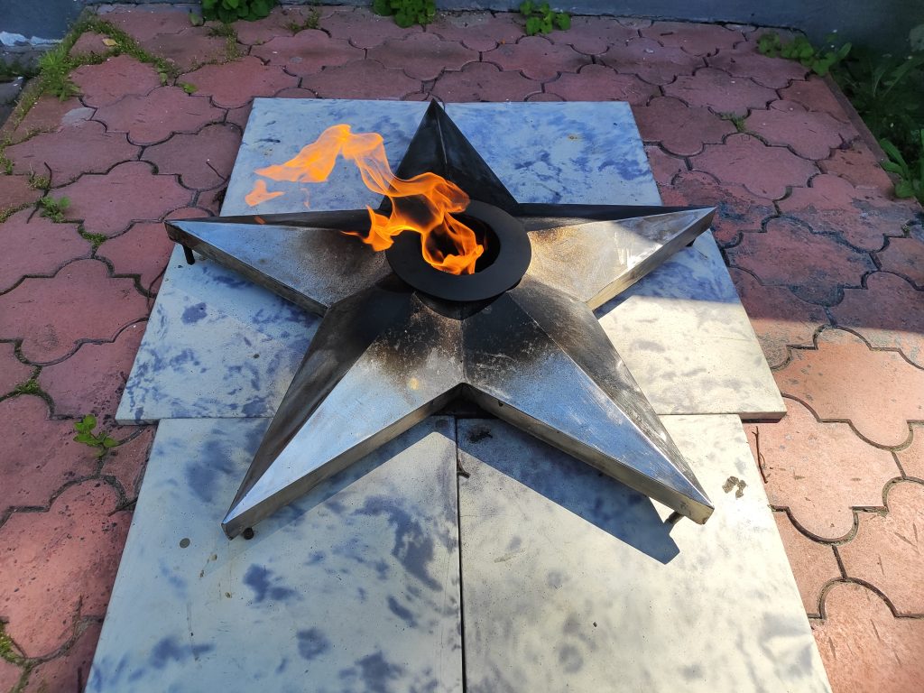 вечный огонь у памятника в Погаре