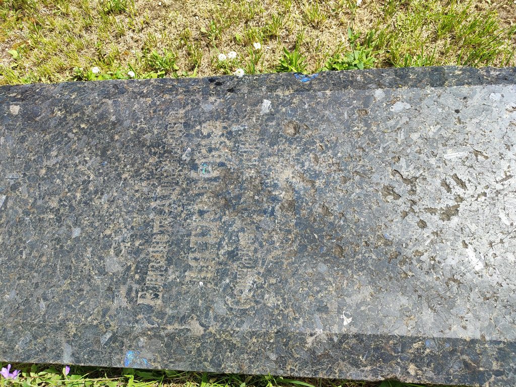 Надгробные плиты старые
