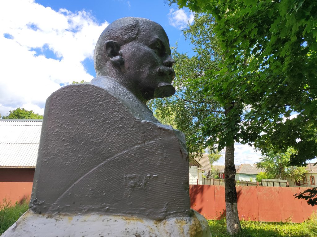 Посудичи памятник Ленину