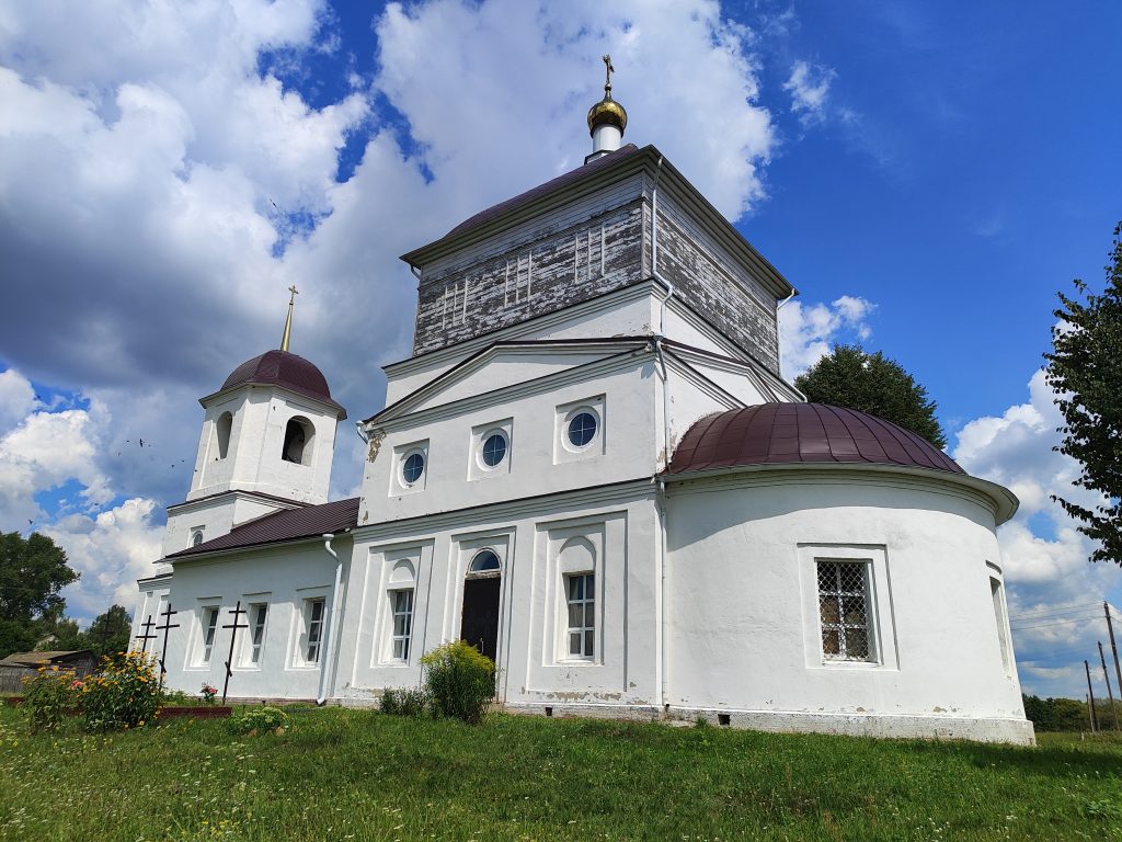 Церковь Михаила Архангела. Лутна. красивое фото
