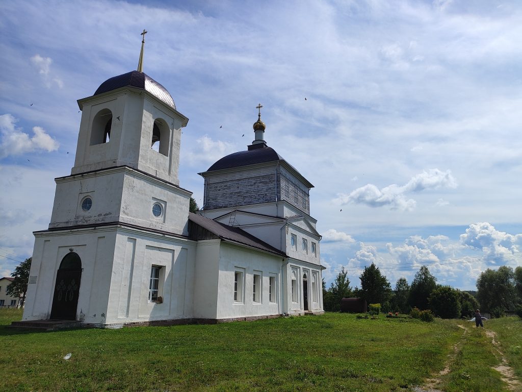 Церковь в селе Лутна Клетнянского района красивый храм