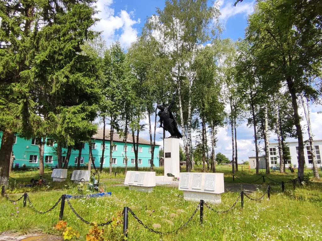 Памятник погибшим землякам, воинам Советской Армии и жертвам фашизма. Лутна
