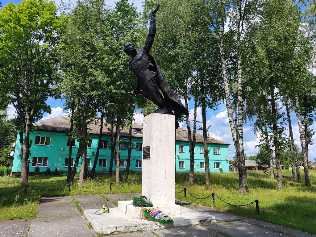 Памятник погибшим землякам, воинам Советской Армии и жертвам фашизма. Лутна памятник
