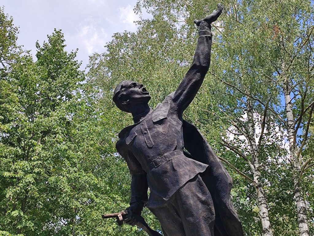 Памятник погибшим землякам, воинам Советской Армии и жертвам фашизма. Лутна скульптура на мемориале