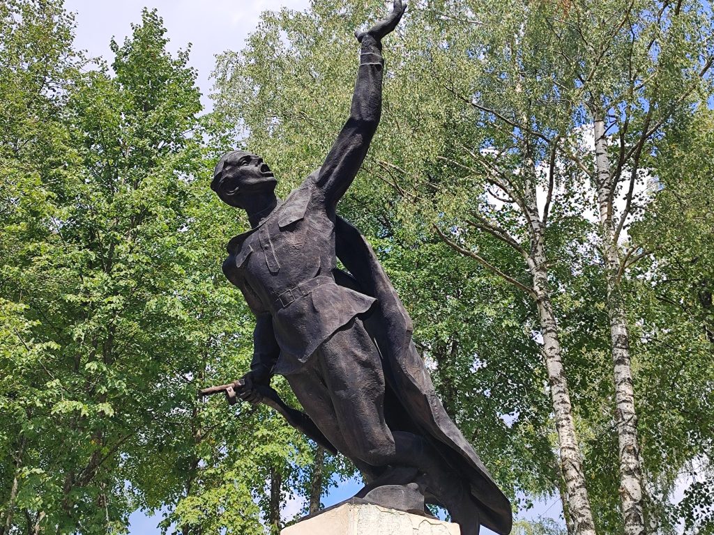 Памятник погибшим землякам, воинам Советской Армии и жертвам фашизма. Лутна скульптура мемориал фото