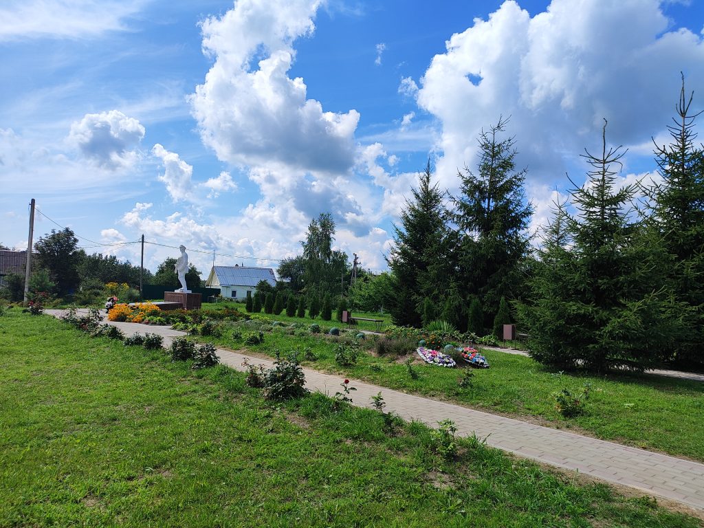Памятник Голубея каски братская могила