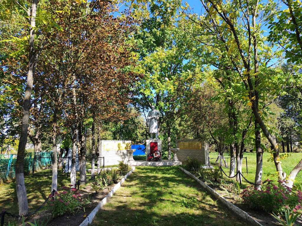 памятник воинам погибшим в Великой Отечественной Войне село Красновичи Унечский район 2